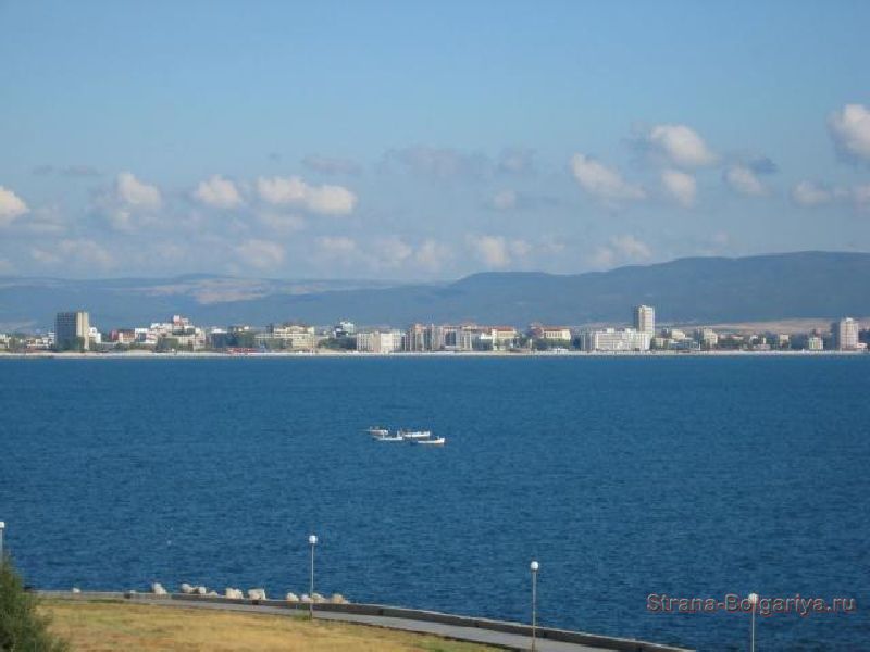 Вид из старого Несебра на курорт Солнечный берег